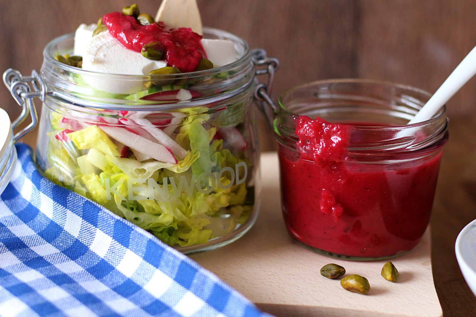 Salat mit Cranberry-Dressing, Ziegenkäse und Pistazien und Cranberry ...