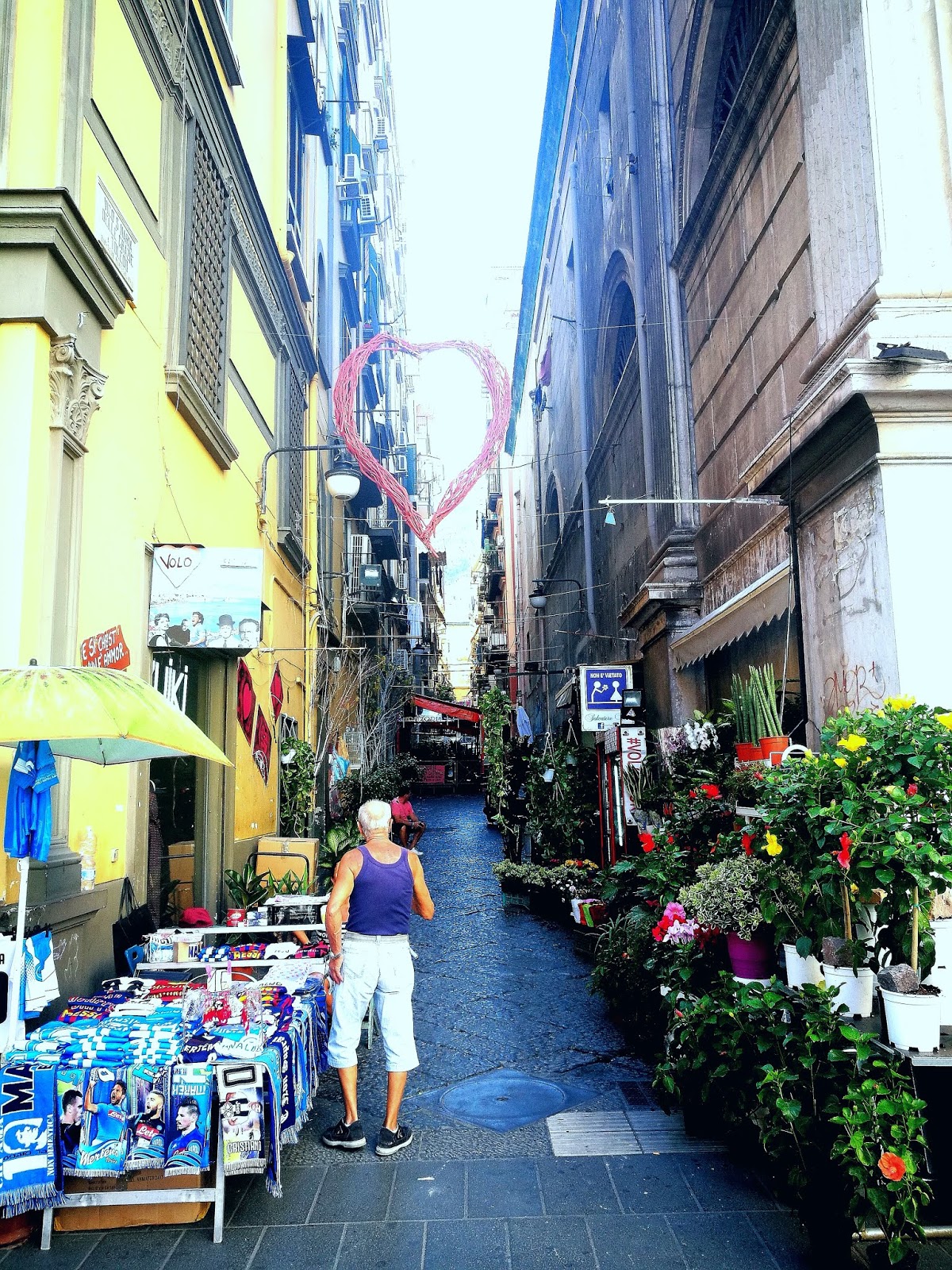 Gente Green vico Santa Maria delle Grazie a Toledo l'insostenibile leggerezza del turismo di massa Gente Green vico Santa Maria delle Grazie a Toledo l'insostenibile leggerezza del turismo di massa