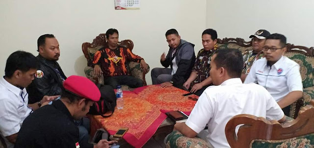 Istimewa, Kades Gemulung jadi Tahanan Kota Hanya dengan Jaminan Istri 1 WhatsApp%2BImage%2B2018 12 06%2Bat%2B05.46.49