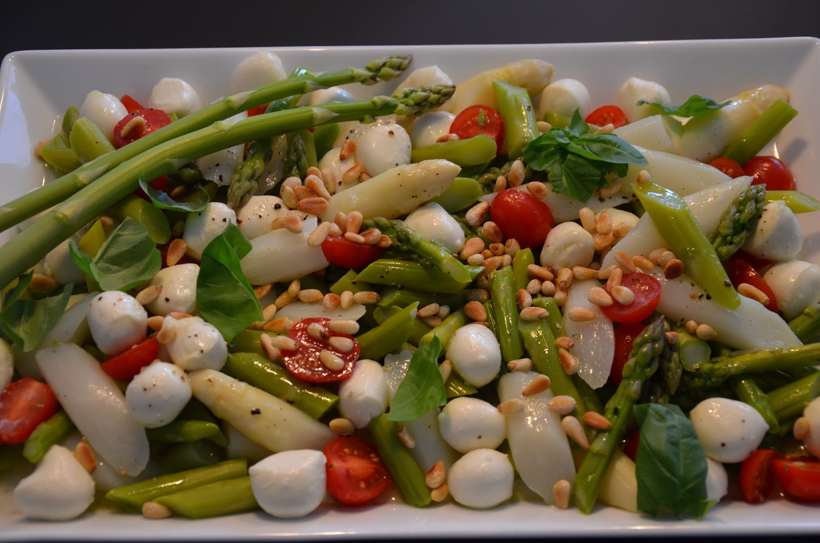 Spargelsalat mit Mozzarella und Pinienkernen - Rezeptra - Food and More