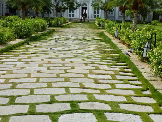 Falaknuma Palace Images: courtyard