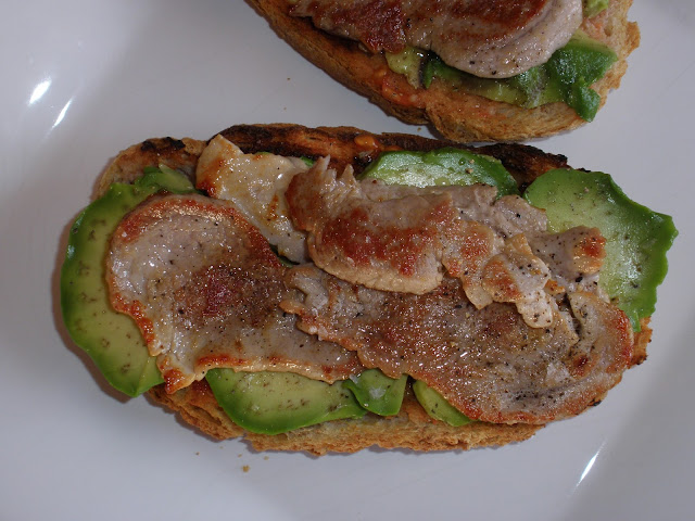 TOSTA DE PAN TOSTADO CON AGUACATE Y SOLOMILLO DE CERDO