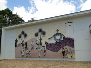 painel mural mostrando pessoas que moram nas proximidades de inhotim