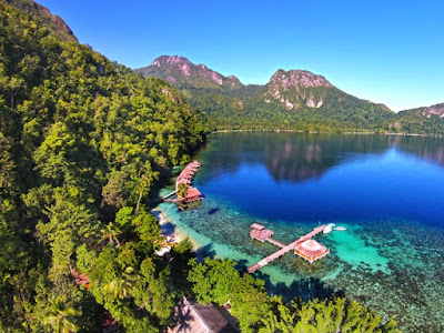penginapan terapung Ora Beach eco resort Maluku