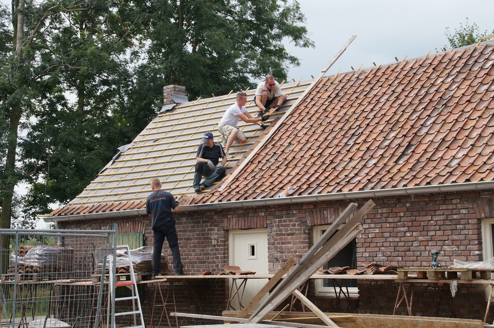 De verbouwing van een 200 jaar oude boerderij...: Het regent, het