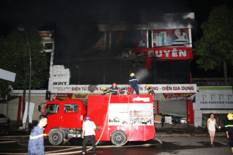 Chay sieu thi dien may lon bac nhat tinh Quang Tri - Anh 7