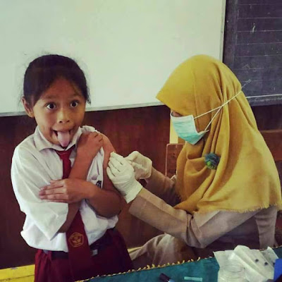 15 Foto Ekspresi Anak Sekolah Disuntik Imunisasi Ini Lucunya Bikin Gemes