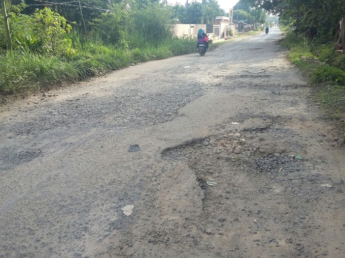 Jalan Tugu Pahlawan Tulang Bawang Barat Rusak Parah