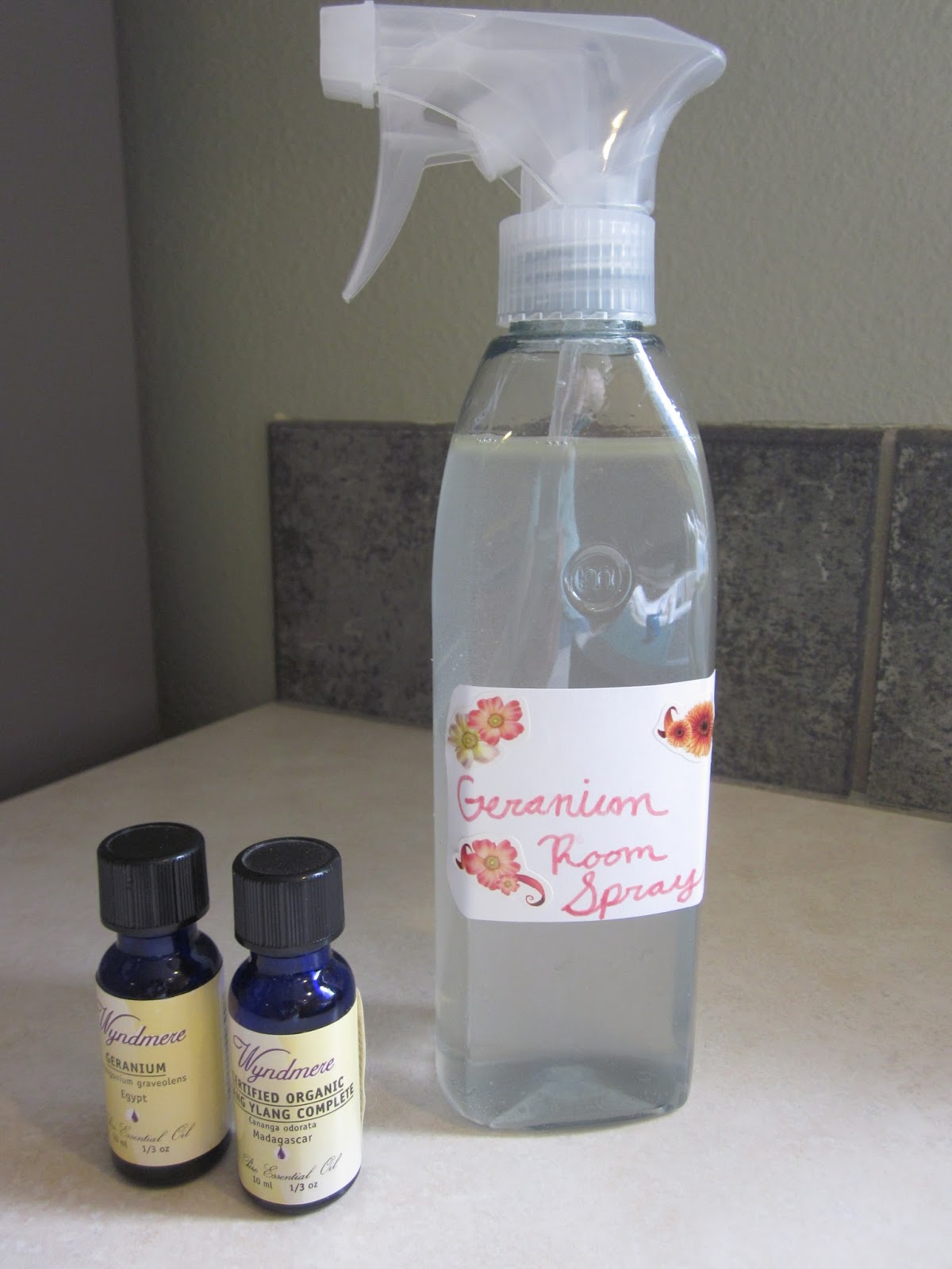 Queen B Creates DIY Room Spray