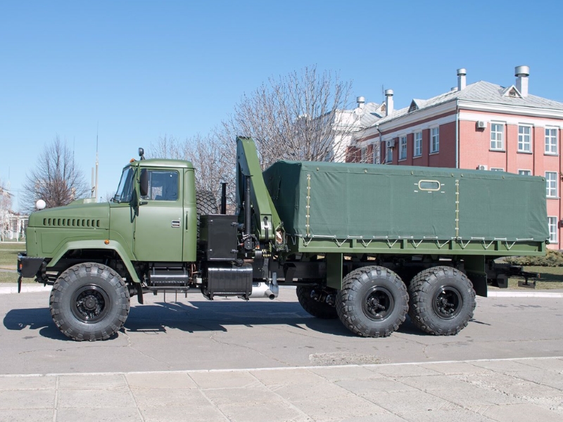 КрАЗ виготовив для військових вантажівку з маніпулятором