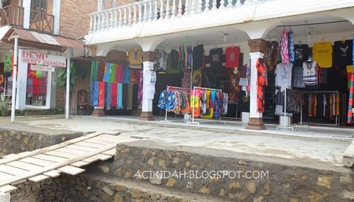 Kedai di Pulau Samosir