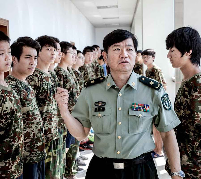 Tentativa de corrigir os jovens viciados usa disciplina militar na China.