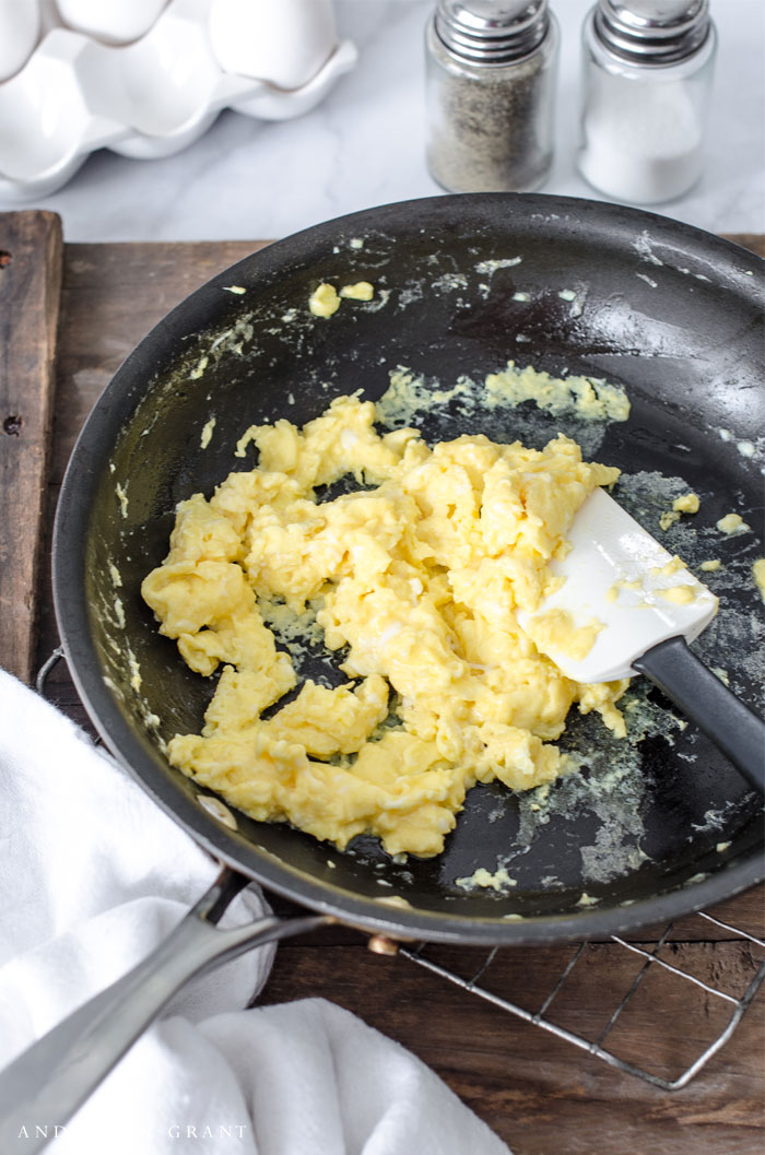 Secret ingredient and tips behind making the perfect scrambled eggs #breakfast #recipes #breakfastrecipes #helpfultips Secret ingredient and tips behind making the perfect scrambled eggs #breakfast #recipes #breakfastrecipes #helpfultips