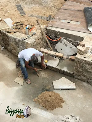 Bizzarri fazendo a execução de uma escada de pedra sendo com os patamares da escada com pedra Carranca tipo cacão e os espelhos da escada com pedra moledo tipo chapa de pedra. 28 de outubro de 2016.