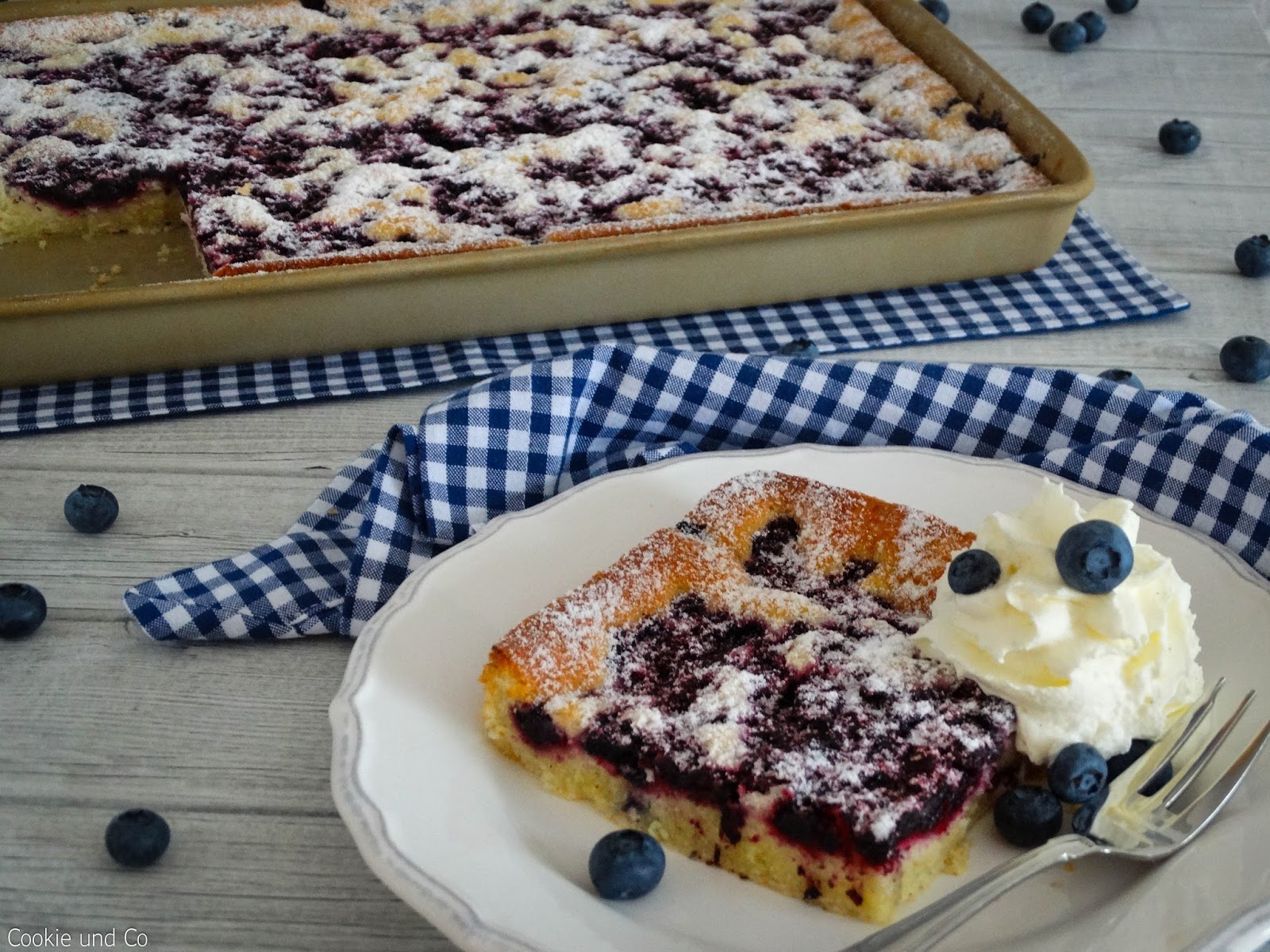 Versunkener Heidelbeerkuchen − schneller Blechkuchen