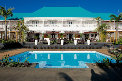 Habitation créole avec toiture bleue + piscine