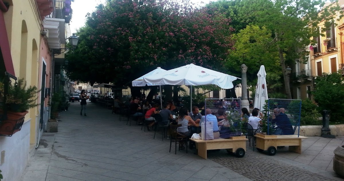 Cagliari in Verde Che bella la piazzetta e la sua Sterculia fiorita!
