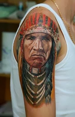 Tatuagem de indio em 3d no braço e ombro