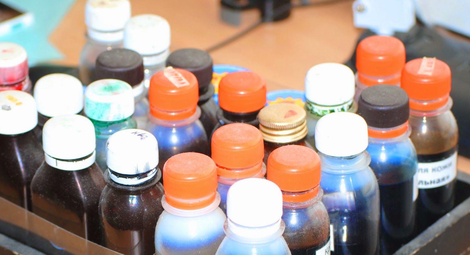 Свойства гуаши. Акриловые краски на водной основе для маникюра дизайн. Влияние краски на организм человека. Краски и лаки влияние на организм. Краски для презентации.