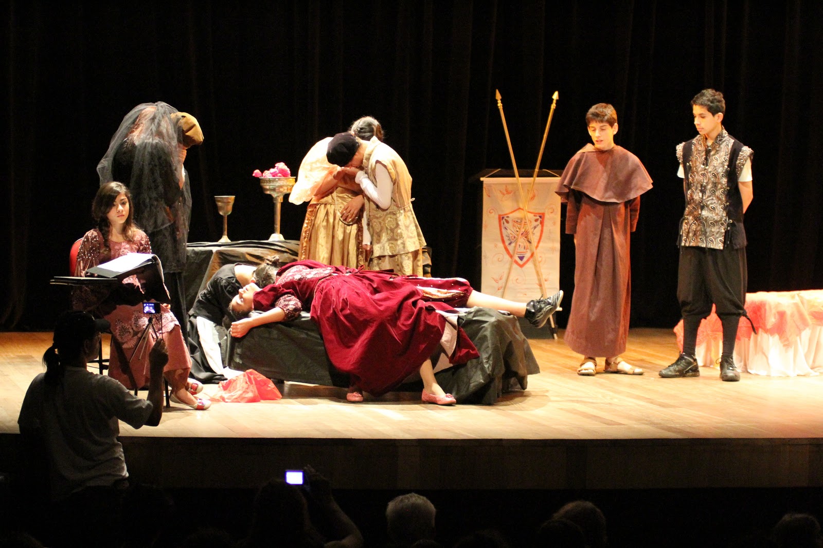 ESCOLA ESTADUAL CANADÁ SANTOS PEÇA TEATRAL ENS. FUNDAMENTAL ROMEU E JULIETA