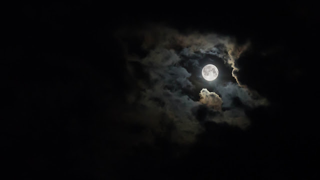 Chroniques de Sammy: La lune, comme un point sur un i... loin des yeux