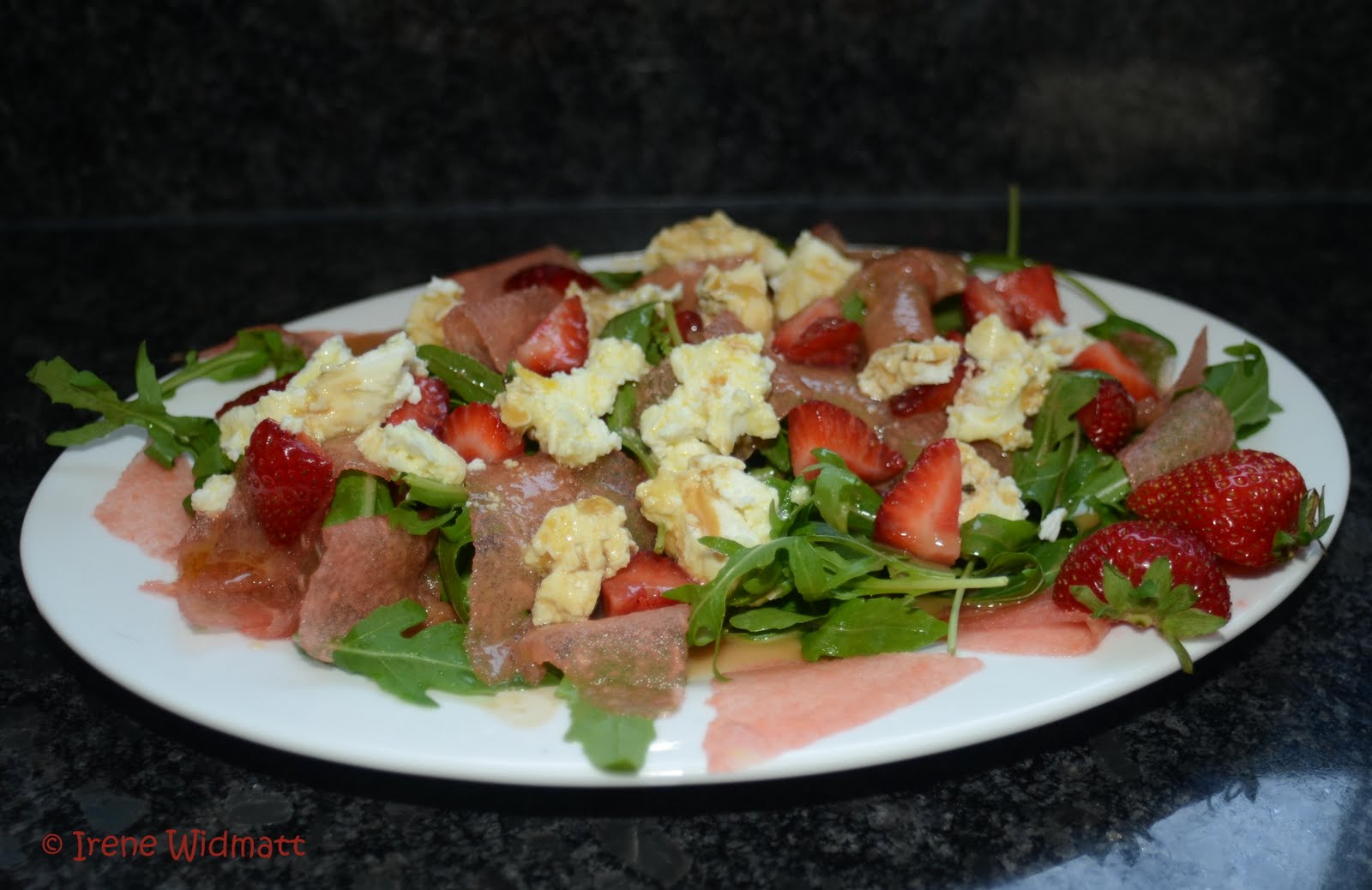 Widmatt: Rucolasalat mit Ziegenfrischkäse, Wassermelone und erdbeeren