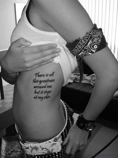 Una chica con un tatuaje en las costillas de un poema
