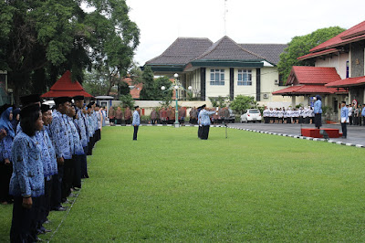 UPACARA MEMPERINGATI HUT KE – 45 KORPRI HUT PGRI KE-72 DAN HARI GURU NASIONAL