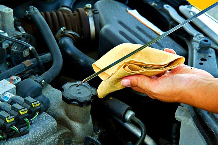 Arabanızın motor yağı seviyesine bakarken, motorun çalışmıyor ve soğumuş olmasına dikkat etmelisiniz.