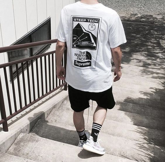 tenis branco meia preta