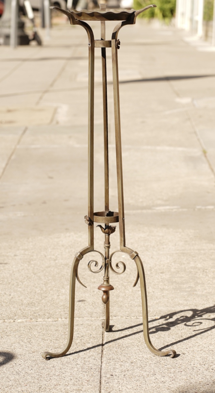 UHURU FURNITURE &amp; COLLECTIBLES SOLD 32831 Vintage Metal