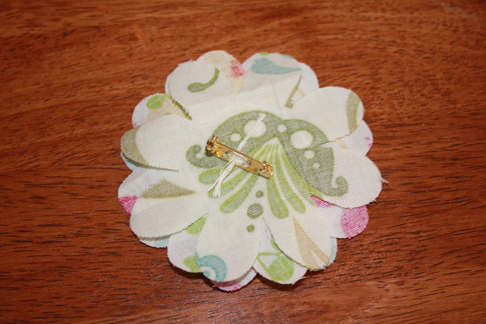 Living the Super Life Die Cut Fabric Flower Tutorial and Tote Bag from Placemat!