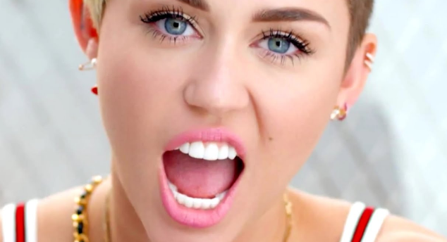 صور لسان فتاة تمد لسانها صور لسان فتاة تمد لسانها