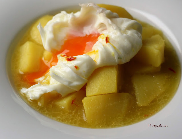 Patatas al ajopollo con huevo poche