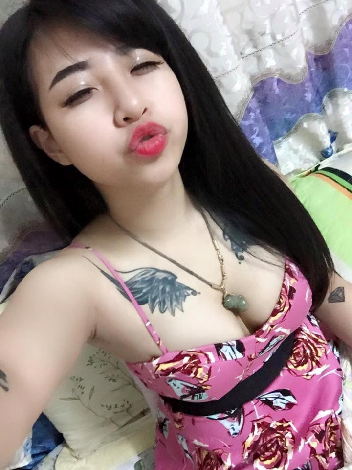 Gái đẹp khoe hình xăm và vếu