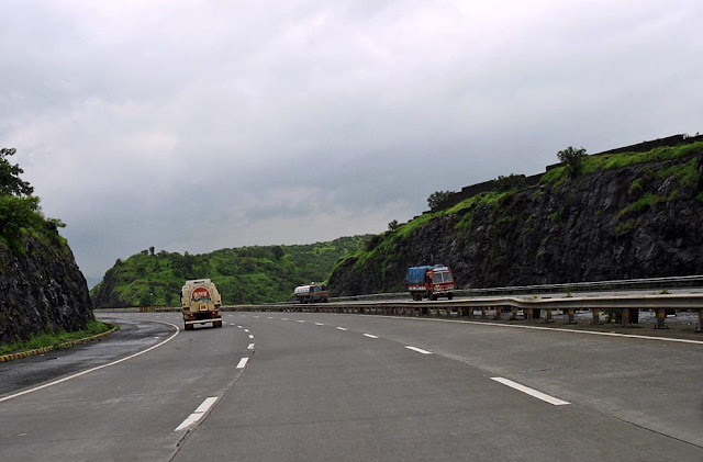 stretch of the mumbai pune expressway