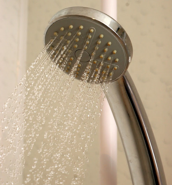 Eliminare il calcare dalla doccia naturalmente Eliminare il calcare dalla doccia naturalmente