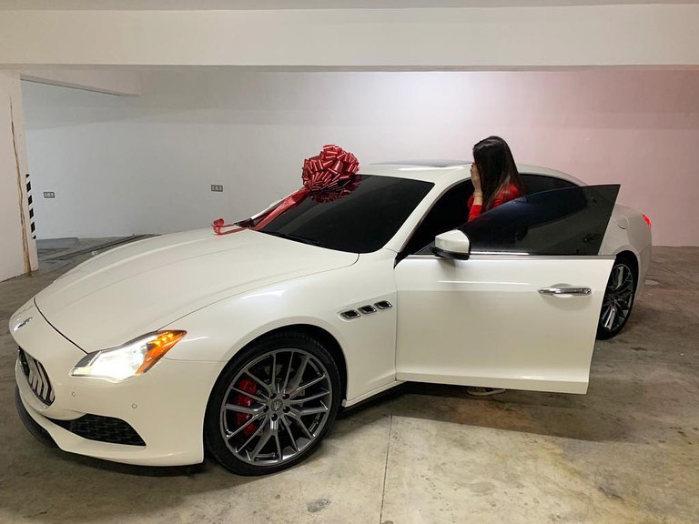 Fotos: Mozart La Para regala a Dalisa Alegría un Maserati Fotos: Mozart La Para regala a Dalisa Alegría un Maserati