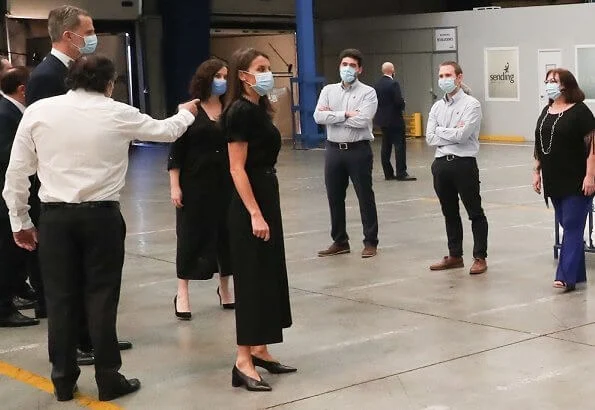 King Felipe and Queen Letizia visited the Coslada Transport Center. Queen wore Hugo Boss blouse, Boss pants and Boss shoes