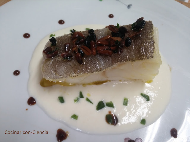 Bacalao tibio con crema de queso Payoyo, aceite de piñones y ajo negro, gelatina de plancton y reducción de Pedro Ximenez - Cocina con-ciencia
