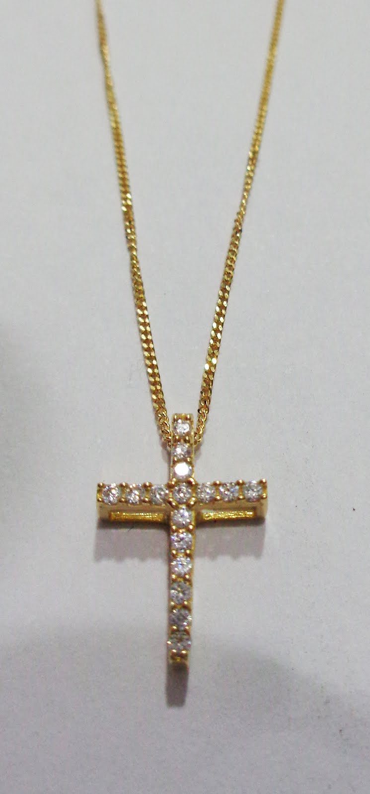 Gargantilla de oro con cruz de circonitas