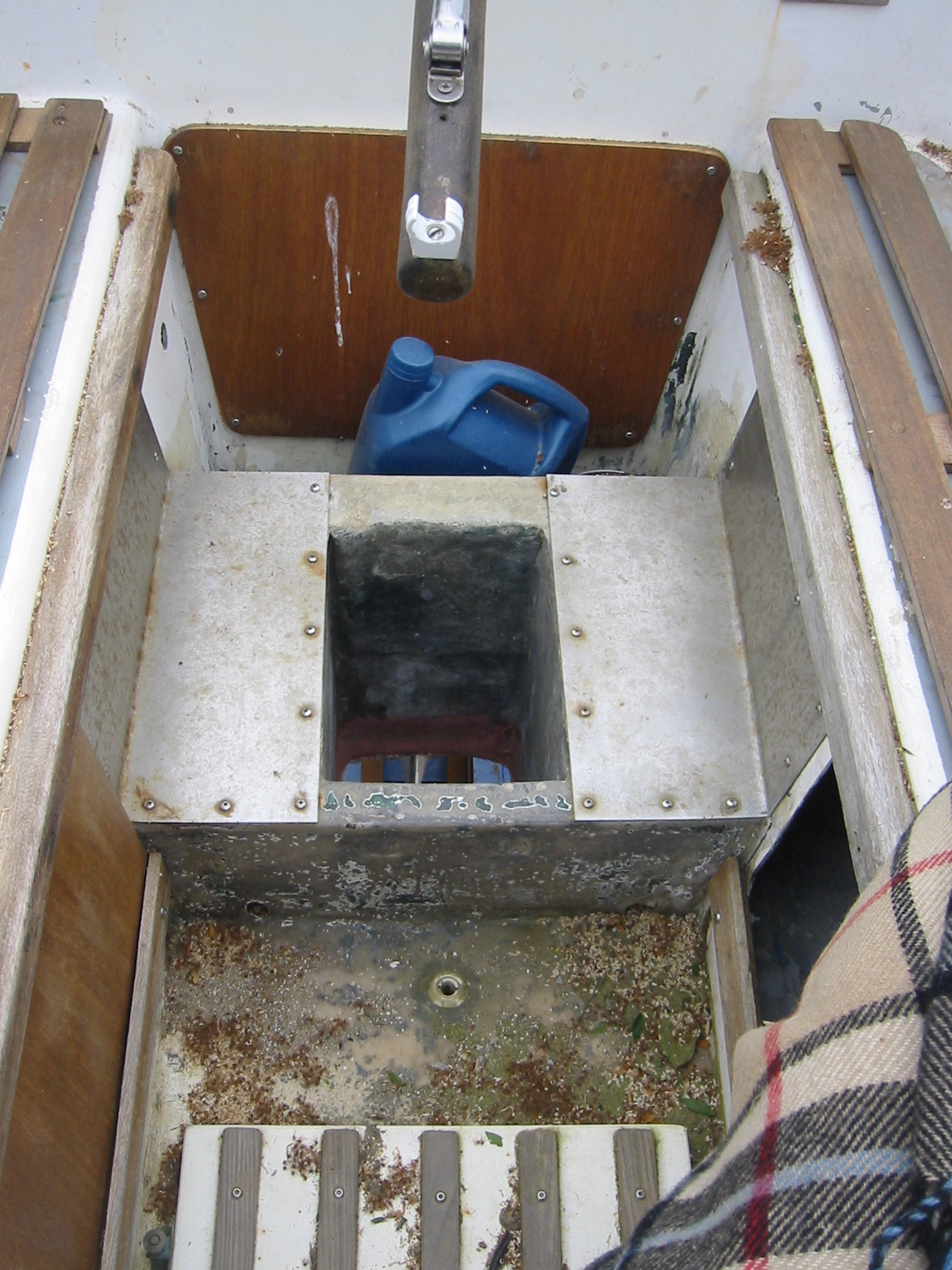 Simple Sailing Low Cost Cruising Outboard in a Well