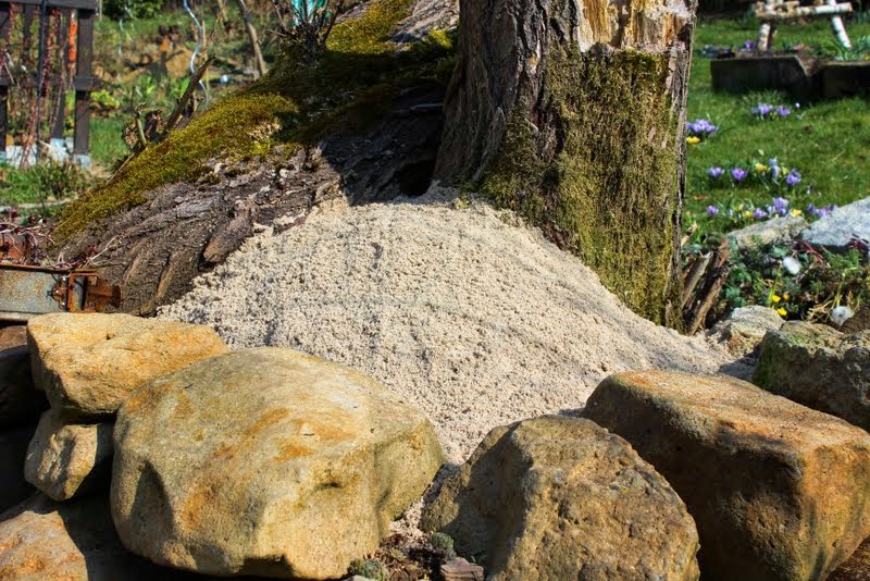 Wildes Gartenglück Sandbad, Sandhaufen, Steinpyramide und