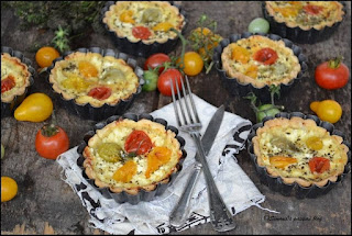 Mini- tarte cu rosii si branza de capra