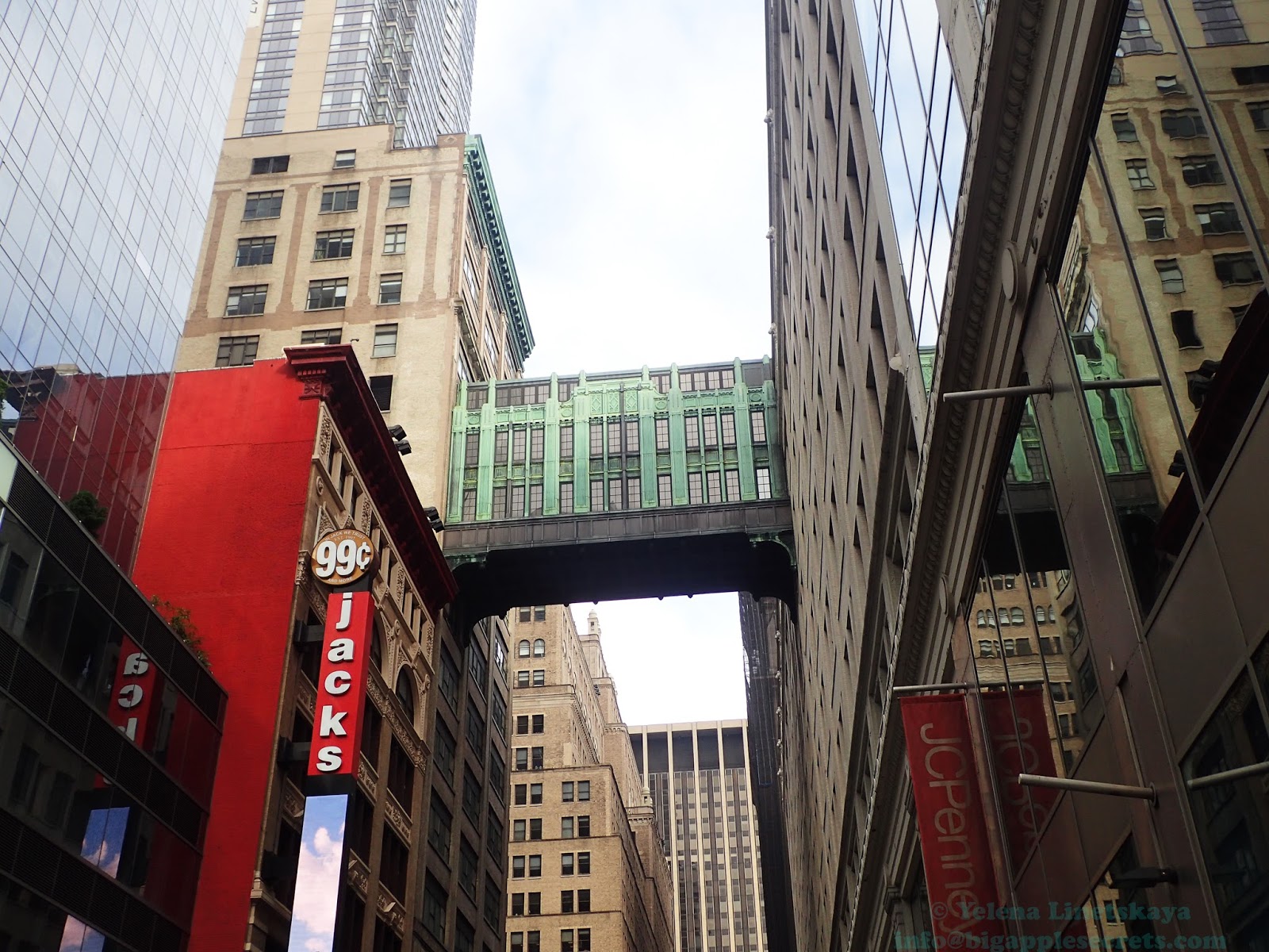 Fuera felices hacia Big Apple Secrets: Gimbel's skybridge near Herald Square