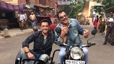 धर्मेन्द्र और बॉबी देओल यमला पगला दीवाना फिर से के सेट पर धर्मेन्द्र और बॉबी देओल
