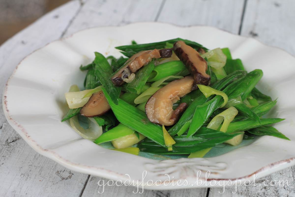 GoodyFoodies Recipe Stir fried leeks with sliced mushrooms (Vegetarian)