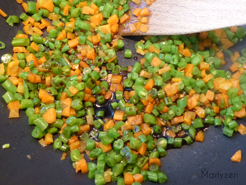 Faites revenir les légumes dans une sauteuse.