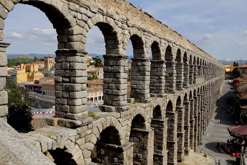 Вода в древнем риме. Римский акведук Анталия. Акведуки в древнем Риме. Старый город в Сеговии и древнеримский акведук.