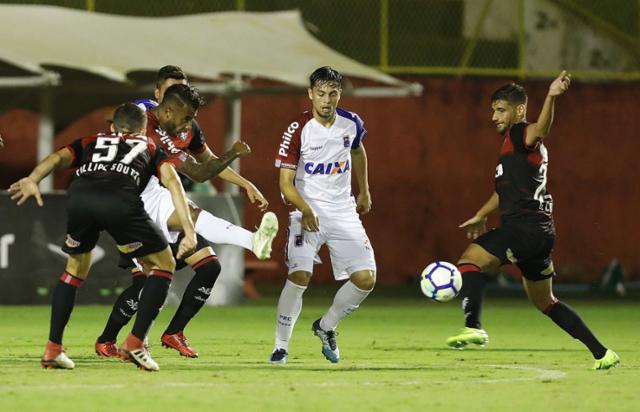 Vitória bate Paraná e se distancia da zona de rebaixamento